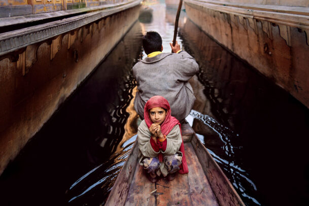 Father and daughter with pink shalw on a canoe on Dal Lake