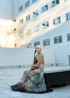 Violinist posing for Vogue by Susi Belianska