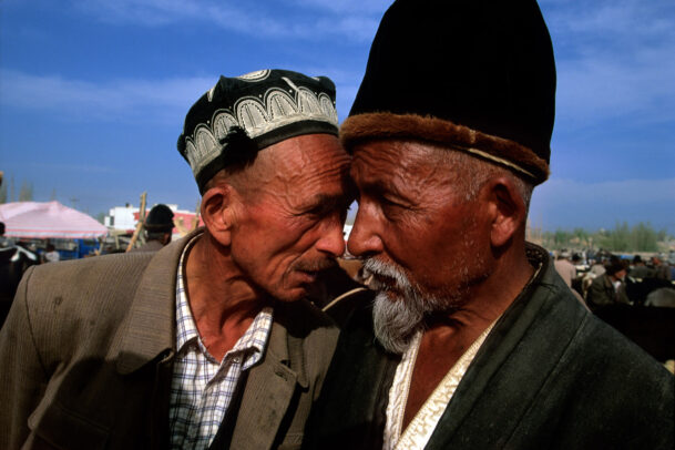 two chinese men bargain 